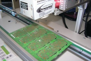 Mark-on-the-fly-Lasersystem und neue Materialien für Elektronikkennzeichnung