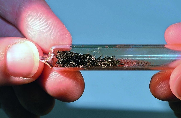 Halbleitende Schichtmaterialien aus Phosphor und Arsen als Alternative zu Silizium