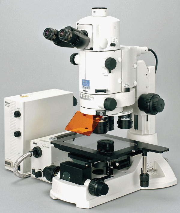 Mikroskop für Mikro- und Makroanwendungen