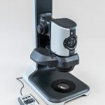 Digitales Mikroskop EVO Cam II auf Stativ.